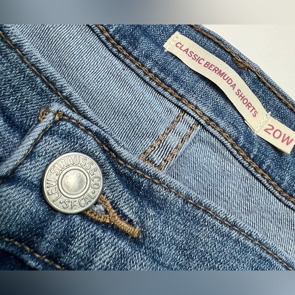 Levi's Sculpt Hypersoft Women's Classic Bermuda Shorts Mid Rise Size 20W - NWT - Picture 7 of 13